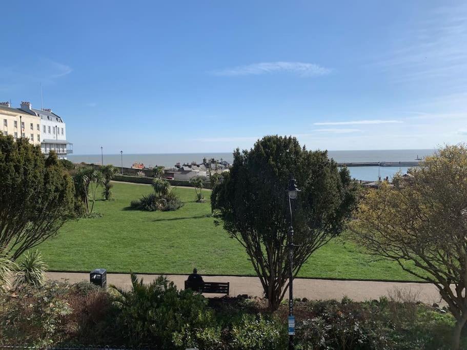 Georgian 5 Storey House, Seaviews, Cinema Room 拉姆斯盖特 外观 照片
